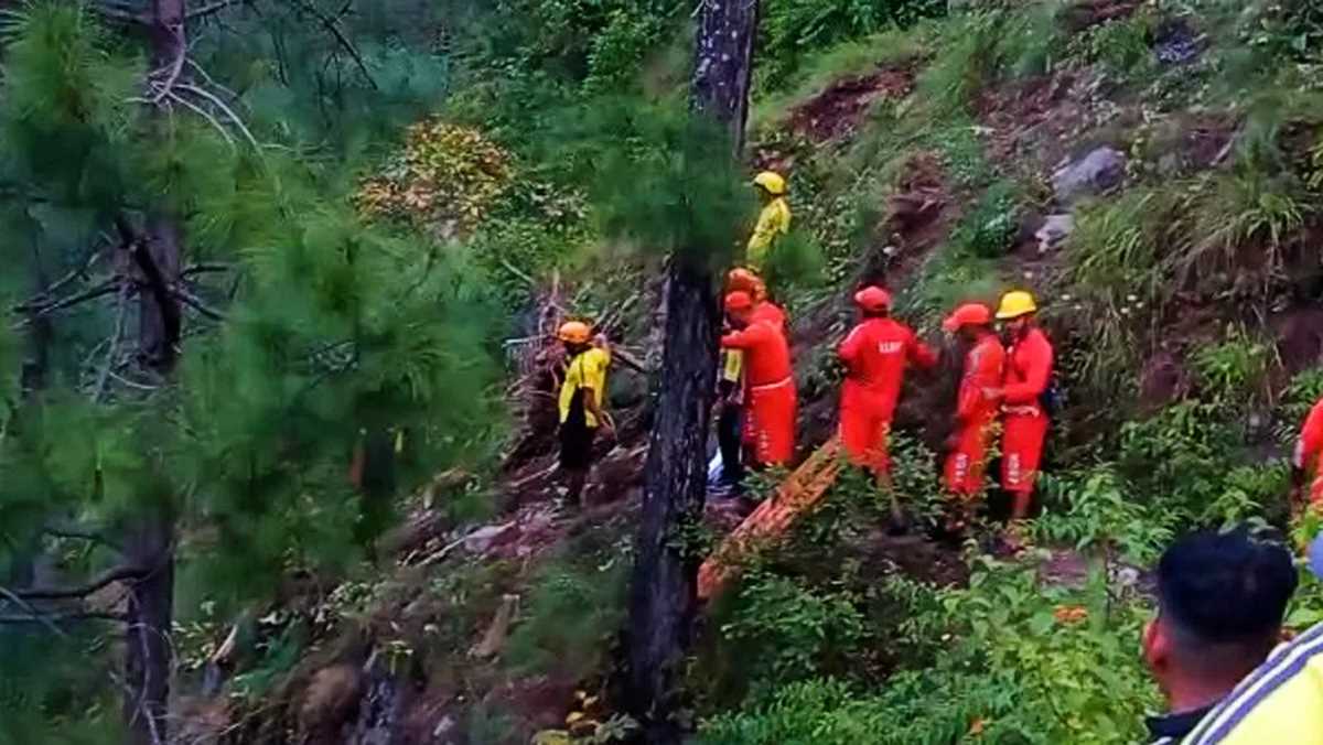 पौड़ी गढ़वाल बस हादसे में अब तक 25 की मौत, कई लोग अब भी लापता, सीएम धामी ने संभाला मोर्चा